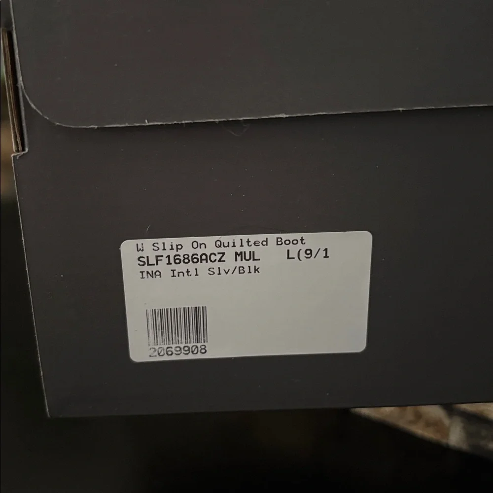 NWT CAPEZIO (9/10) Slipper Boot Metallic Nylon Quilt Moon Silver Black Comfort - Picture 14 of 15